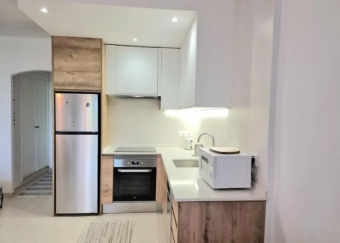 Con Piscina A Un Paso Del Centro Дения