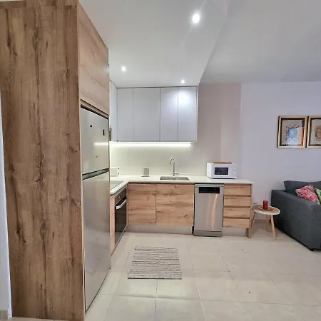 Con Piscina Y Parking Gratuito A Un Paso Del Centro Apartament